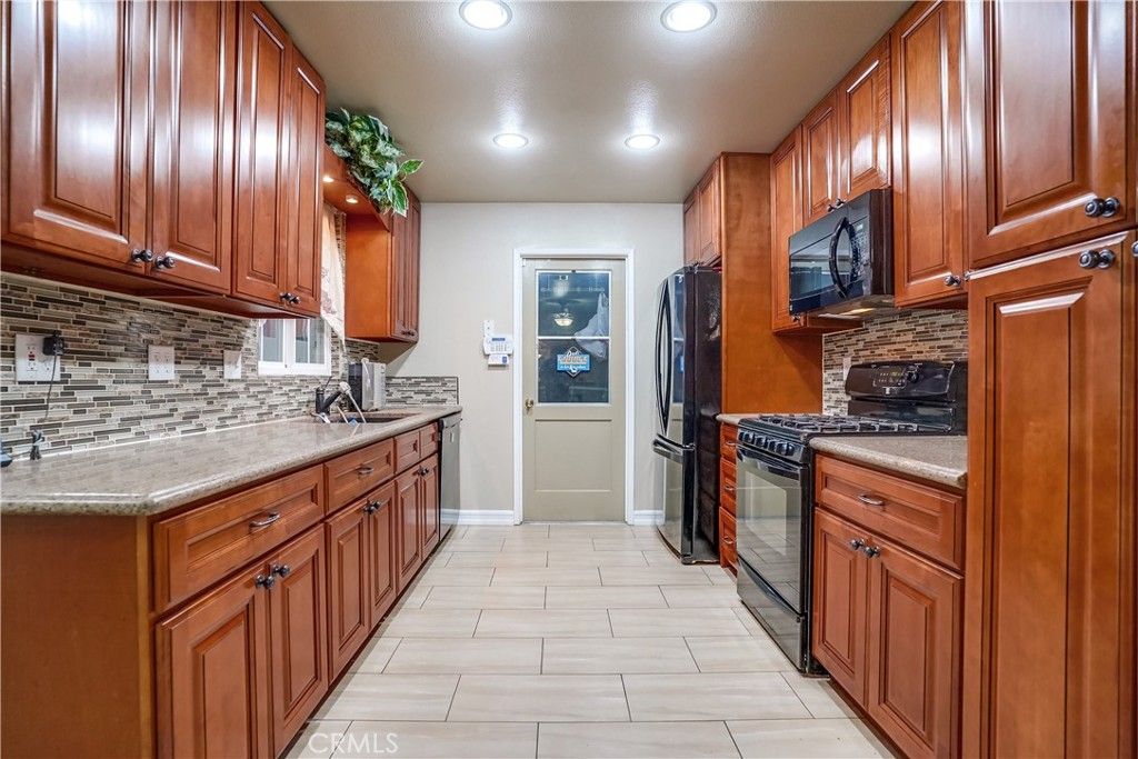 listing image 130720402461706988338