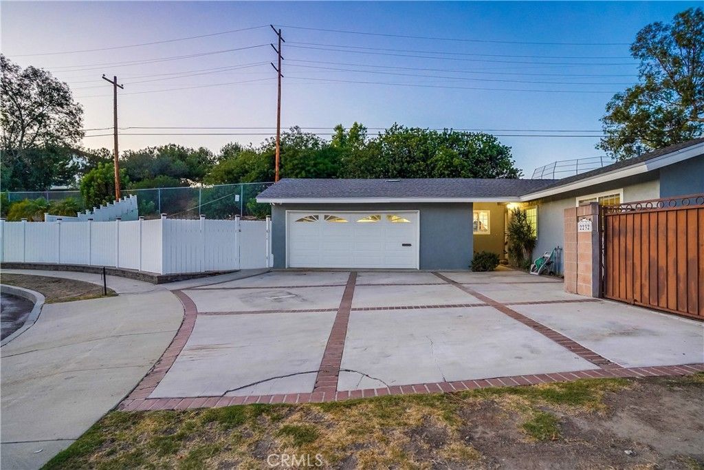 listing image 130722176676713959497