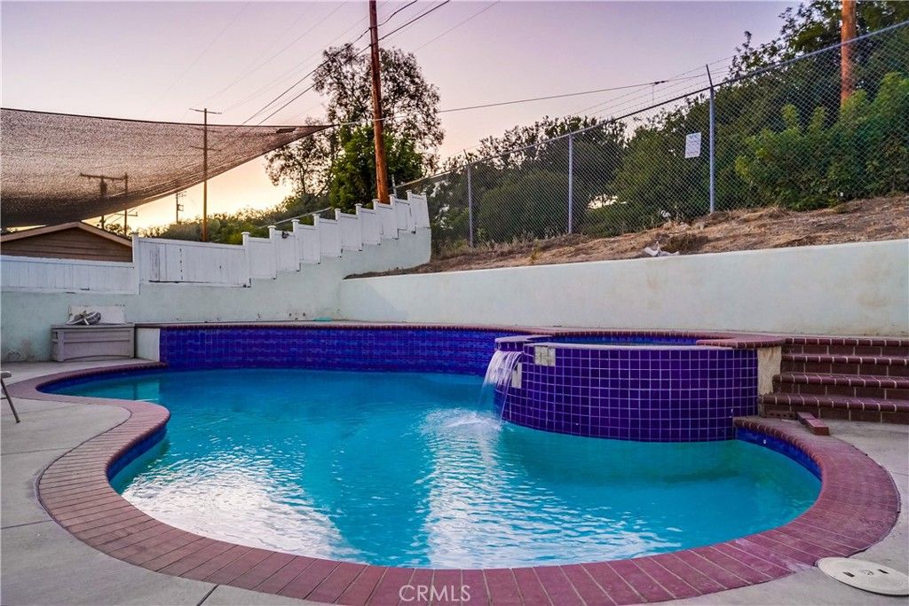 listing image 130726325217563586295