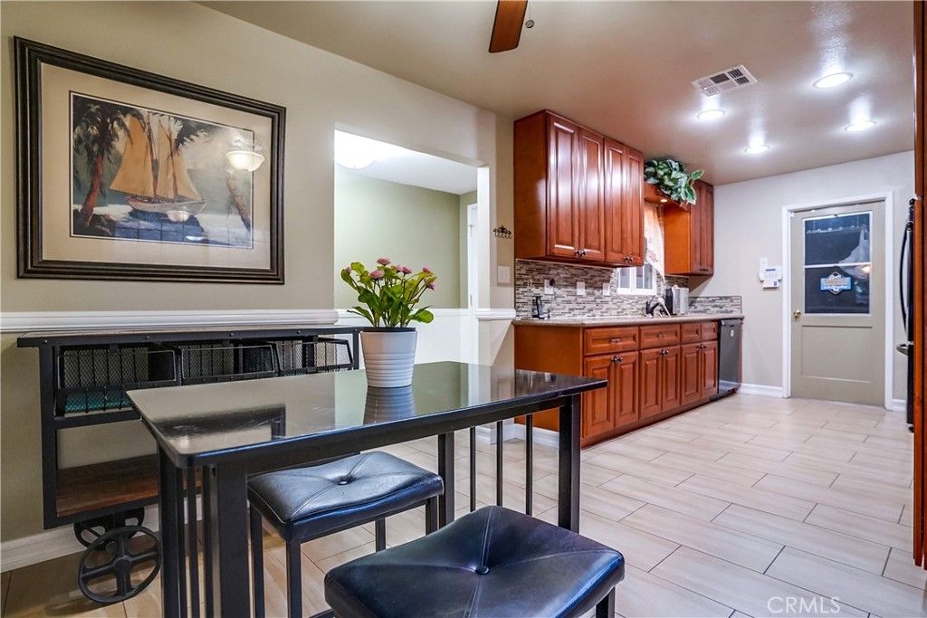 listing image 130727818249888817194