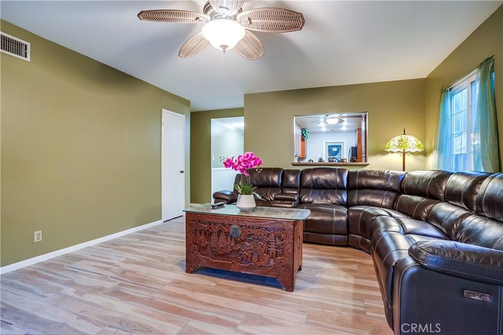 listing image 130720323666556400356