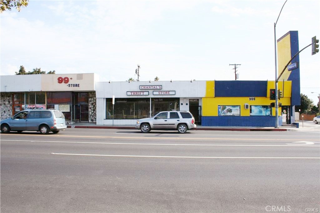 POMONA SHOP
Office/Retail location in Pomona .One unit for lease. Approximately 1500 sq ft. located at intersection of Holt and reservoir. Very busy street with restaurants, bar, event center, bridal shop, barber shop, hair salon, retail colthing. Great potential!! space good for storage, retail, office, church usage, etc...