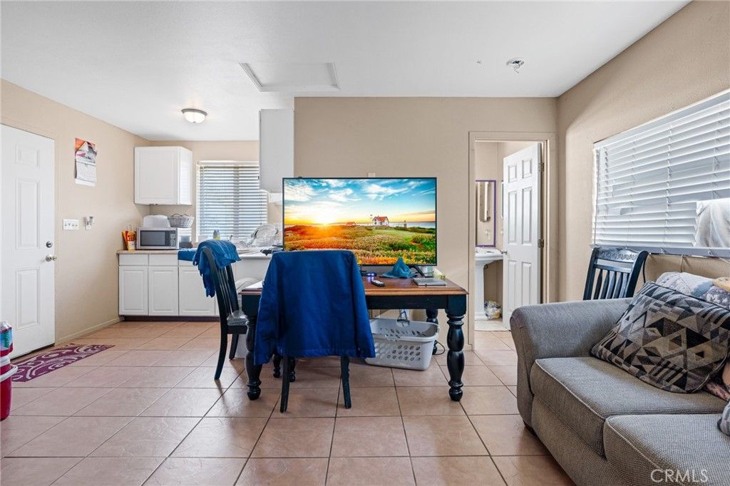 listing image 130723643099396191444