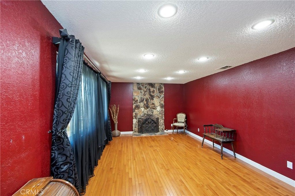 listing image 130722001984270158444