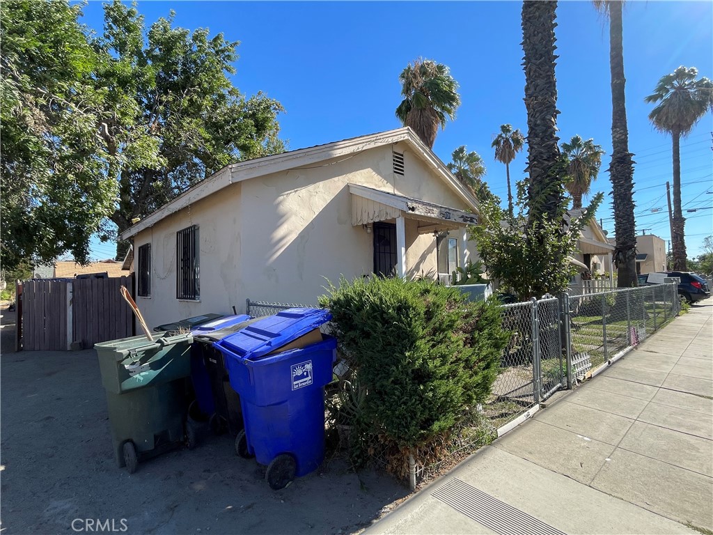 Main image without alt text