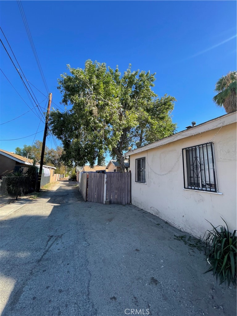 Main image without alt text