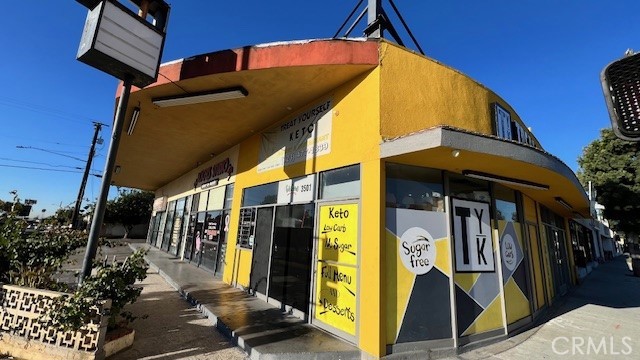 GREAT VISIBILITY, CORNER COMMERCIAL PROPEPRTY! This building features street frontage on one of Montello’s major commercial streets with good visibility. At present time the building features a restaurant, beauty salon, and a church. Property has parking on the rear of the property and street parking. The restaurant is on the corner of Beverly Blvd. and Bradshaw. Close to 60 FWY, the Atlantic Station, and Metro Gold line. Great opportunity for owner-users.