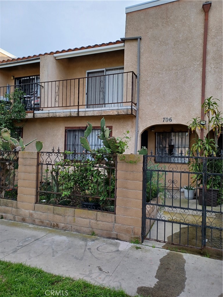 Great Location!!!
This condominium has three bedroom, one full bathroom, laundry space and balcony on the second floor. On the first floor you will find Living room, dining, 1/2 bathroom, Kitchen, two car garage plus a parking space..... This unit will not last due to location and no HOA fees.