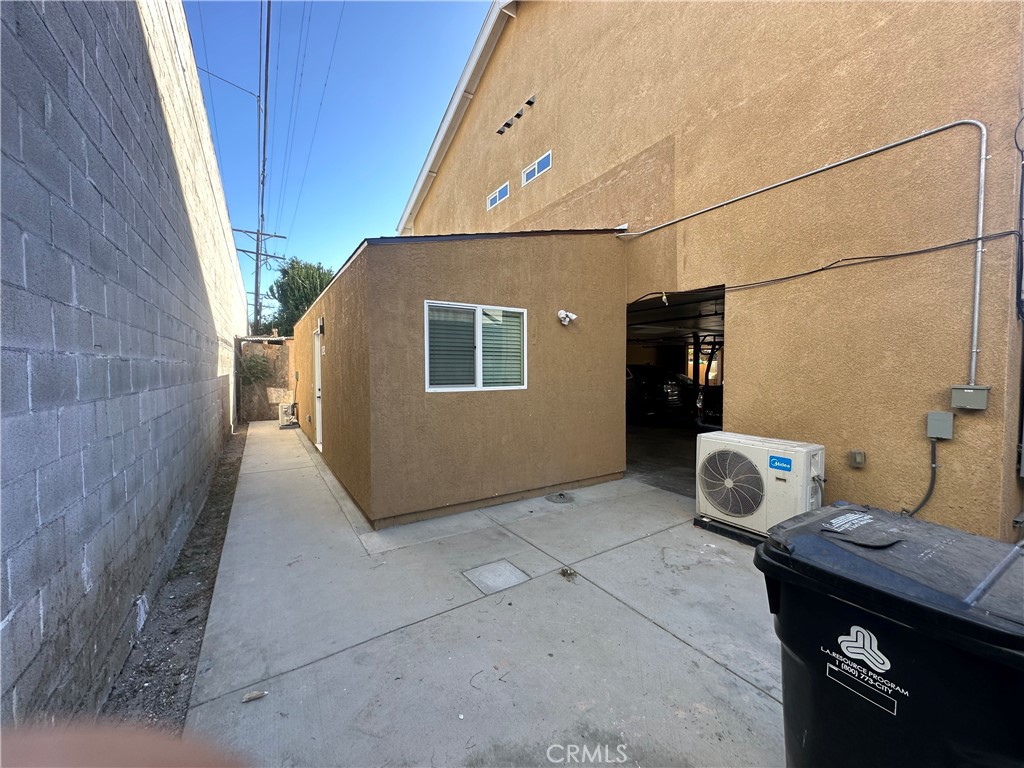 *Charming 1-Bedroom ADU in Sherman Oaks** Welcome to this cozy 330-square-foot accessory dwelling unit (ADU) located in the heart of Van Nuys (91401). Perfectly designed for efficient living, this one-bedroom unit features a modern stove and microwave, ideal for cooking up your favorite meals. Nestled on a multi-family property, this ADU offers a private and comfortable retreat with easy access to local amenities, restaurants, parks, public transportation, and also major highway transits; 101 Freeway, 405 Freeway and 117 Freeway. Enjoy the convenience of urban living while appreciating the charm of this thoughtfully designed space. Don’t miss this opportunity for affordable living in a desirable location! Schedule a viewing today.