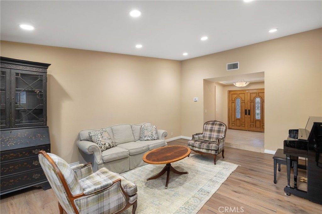 listing image 130727393724266994407