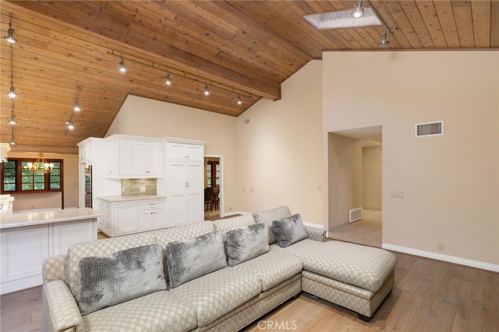 listing image 130723057605046386832