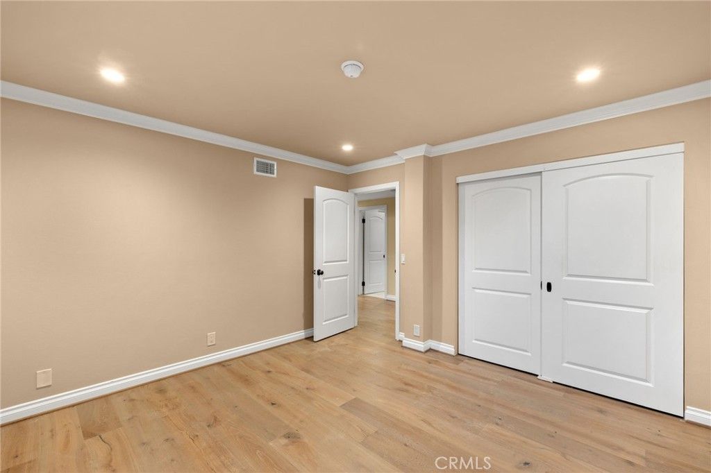 listing image 130720453522296770619