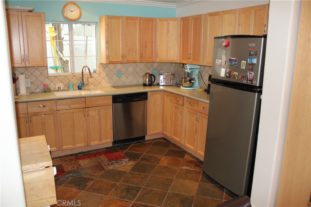 Photo 6 of 25 of 246 E Howard Street condo