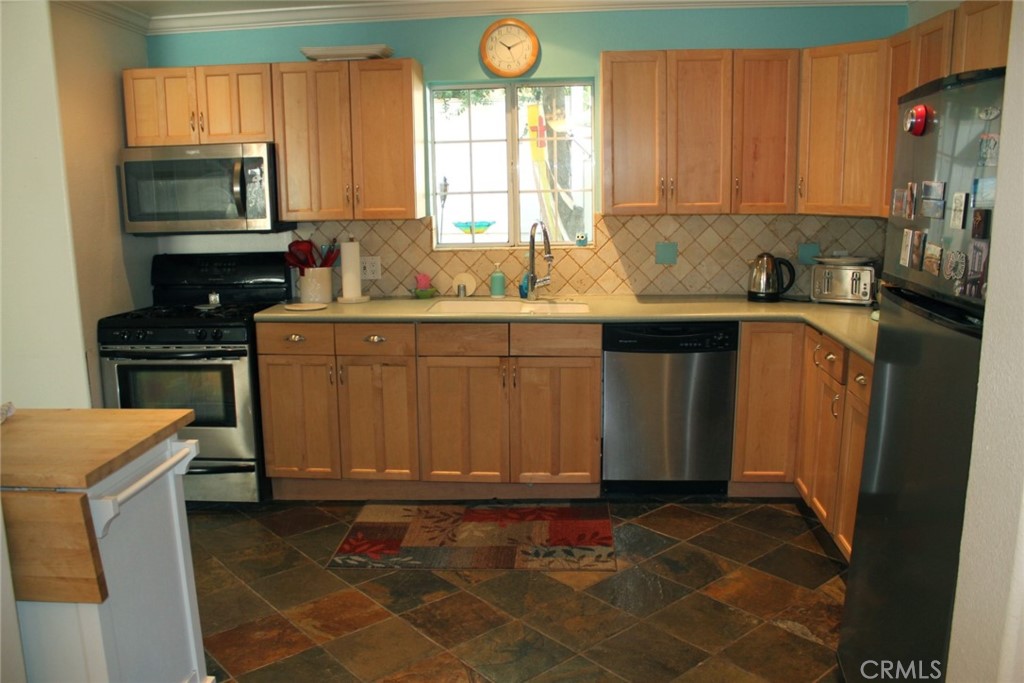 Photo 5 of 25 of 246 E Howard Street condo