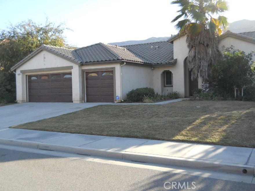 ** AUCTION HOME **  Single story home with 3 car attached garage, fenced rear yard.  3 bedrooms, 2 bath home with separate individual laundry room, direct access to home from garage. Kitchen is open to the family room which has a fireplace, formal living and dining room. Kitchen nook has direct access to the rear yard.  Make an offer and make this your home today!

Tax records show 2 bed, 2 bath home, physical inspection shows 3 bed 2 bath.  Buyer and buyer's agent to verify all information posted on the MLS.