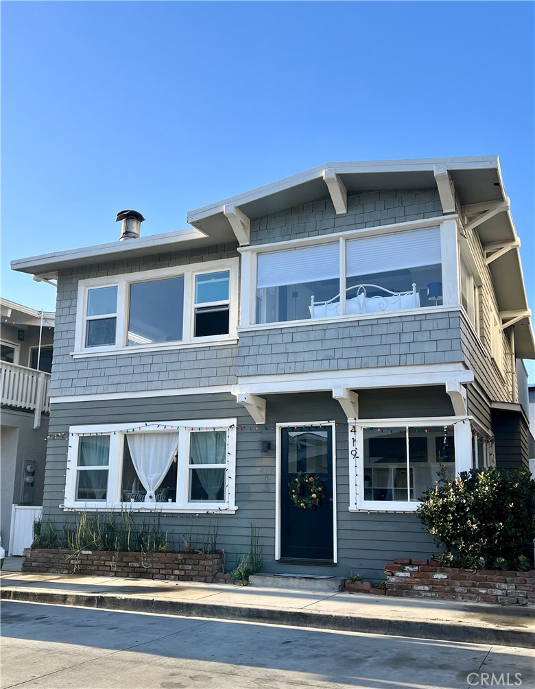 Welcome to Sundance Suite! Your Vibrant Beachside Getaway in Newport Beach.
Charming and newly updated 2-bedroom, 1 bath apartment nestled in the heart of Newport Beach's Balboa Peninsula. This gem is perfect for those seeking a blend of comfort, style and coastal living.
Sundance Suite is artfully decorated with a fresh beach vibe, featuring brand new furnishings that capture the essence of seaside serenity. The light-filled sunroom, surrounded by windows, is your cozy spot to enjoy a morning coffee while watching beach-goers and busy peninsula life. The Living Room, encased in big view windows, offers a plush sofa, loveseat and two occasional chairs, creating a welcoming space for relaxation or socializing. A Dining Area with seating for four invites you to enjoy meals in a bright and airy setting.
The Kitchen is a dream, equipped with all the essentials for a quick snack or lavish dinner. Grab coffee from the coffee station, or a candy treat. Whether you're a cooking enthusiast or a takeout connoisseur, this Kitchen caters to your needs.
Retreat to the primary Bedroom featuring a new Queen-size bed with comfy new mattress and a TV for your private entertainment. The second Bedroom, equally cozy, also boasts a Queen-size bed and a TV. Perfect for a restful night's sleep after a day of beach adventures.
Newly remodeled, the Bathroom offers a tub/shower combo and a chic new vanity, adding a touch of luxury to your stay.
Adding to the convenience, a full-size washer & dryer are included. Situated just steps from Newport Harbor, Balboa Bay and the Ocean, you're in a prime spot to explore. Stroll to the Balboa Pier, visit the historic Fun Zone, and dine at nearby restaurants and cafes. Take a short ferry ride to Balboa Island for dining, shops more exploration or a walk around the island.
Being a highly desirable and popular location, the Sundance Suite is now available at special prices for a minimum 30-day stay. Ideal for temporary housing or multi-month stays. Vacation, temporary work position, here for the season, between homes, escaping the cold-weather, visiting family, or just taking the opportunity to spend time at the beach? This is a rare find-fresh, clean, and filled with natural light.
Book your stay at Sundance Suite today and experience Newport Beach & Orange County living at it's finest.