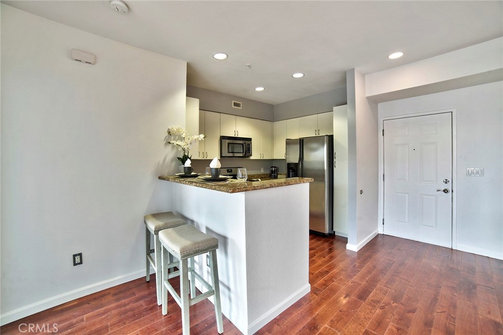 Are you ready for resort style living?! This beautiful turnkey condo is waiting for you!! This open floor plan has 2Beds + 2 Baths, 1,082 SQFT. Home features new paint, hardwood floors, granite counter-tops, breakfast bar, stainless steel appliances, and full size in unit laundry area. The Stadium Lofts Community is gated, and features many amenities. Take advantage of the pool, spa, sauna, gym, BBQ areas, fire pits. Home is centrally located to Angel’s Stadium, The Grove, Honda Center, Disneyland, Amtrak Station, and Platinum Triangle. You can easily access the 5, 57, and 22 fwy, in minutes.