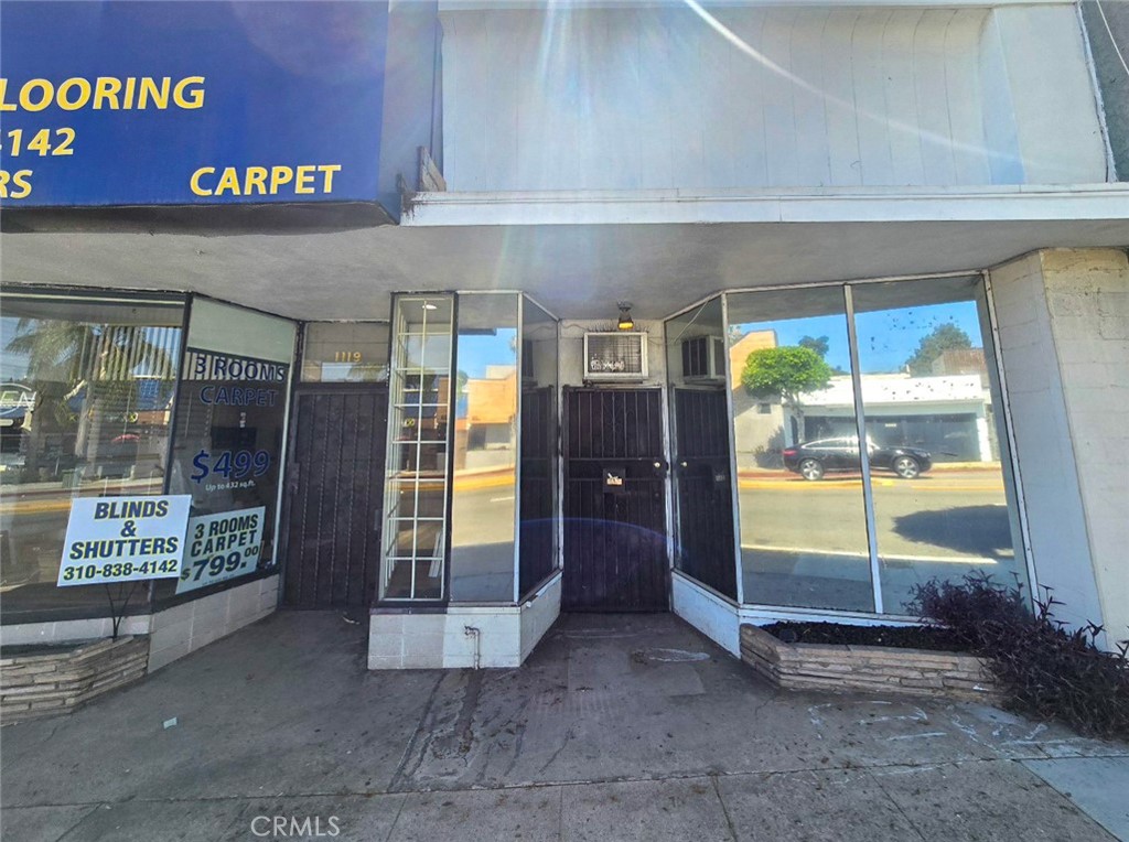 Excellent visibility on highly traveled Inglewood street and with 1080 SF storefront retail unit for rent. Benefits from great foot traffic and visibility. Features storefront window display, bathroom, and rear parking. Location has close access and proximity to the 405, great demographics, and is adjacent to El Segundo, Culver City and Marina Del Rey.