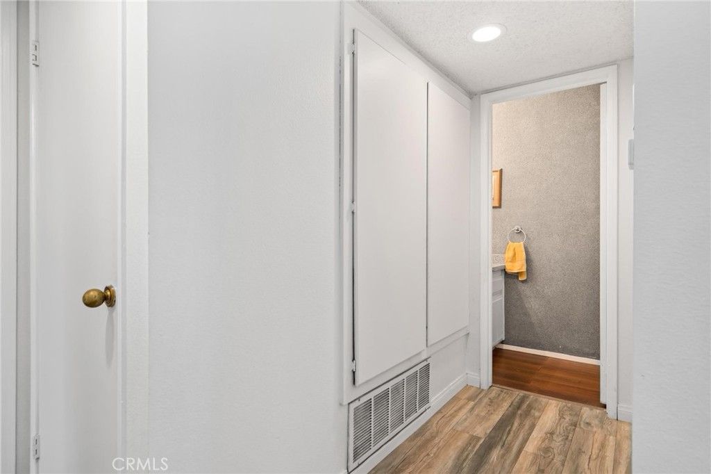 listing image 130724403746556432099