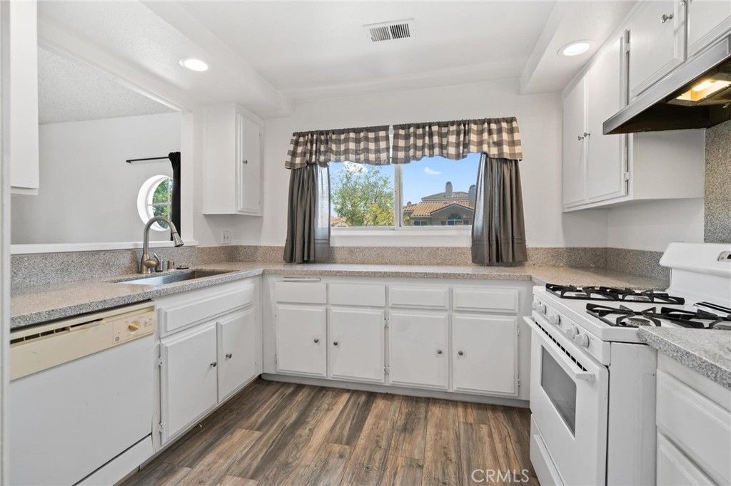 listing image 130724711701946883137