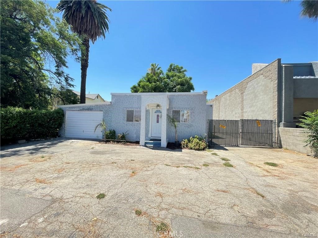 ***HIGH TRAFFIC AND EXPOSURE LOCATION!!! YOUR OPPORTUNITY TO GET CLOSE TO LOMA LINDA UNIVERSITY CLIENTS. Right on Redlands Blvd. and just off the I-10 Fwy. Super busy location with proximity to the Loma Linda University and Hospital and VA facilities. This cute turn of the century house is ready for your business, if you need back yard space, extra parking and access to your customers, via a small office with additional "resting space," this is your opportunity. Buyers and buyer's agent to do all their own due diligence for qualified uses in the city before entering contract. Schedule you tour today!