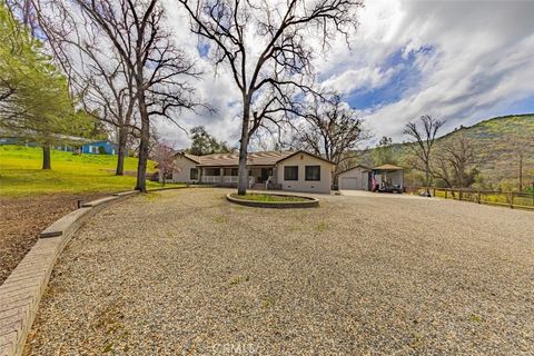 Photo of 45344 S Oakview Drive, Oakhurst, CA 93644 (MLS # FR25071989)