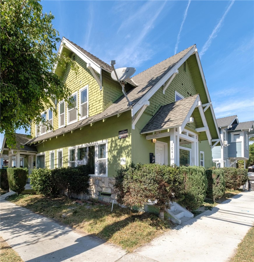 1039 E 10th Street
