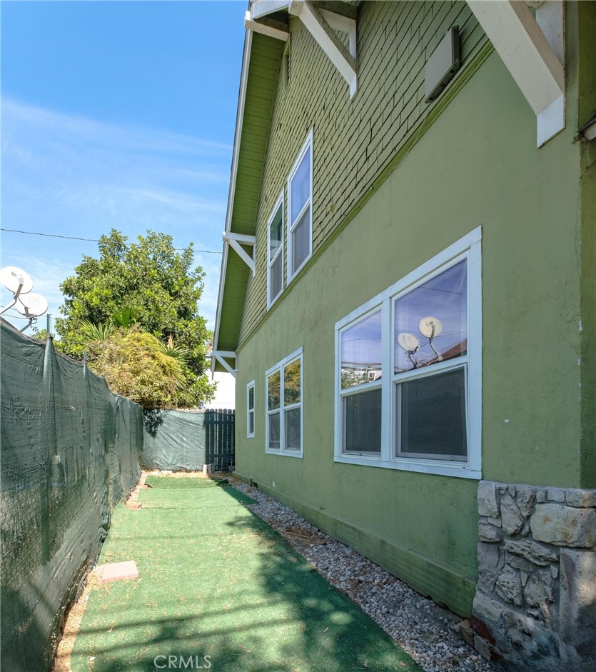 1039 E 10th Street
