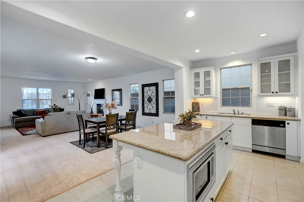 Photo 8 of 20 of 3027 S Hampton Way house