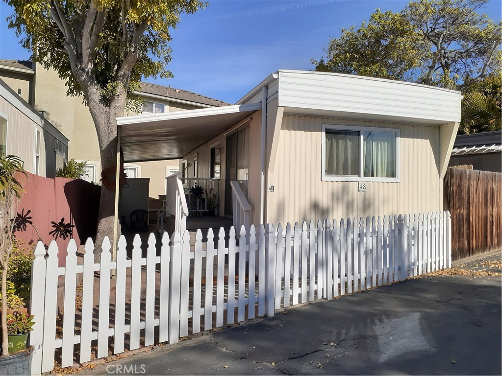 Comfortable, private 1-bedroom. Affordable, renovated with laminate flooring, new double pane windows, new skirting. Fenced yard with stone patio and storage shed. Washer/dryer hook-ups. Quiet, clean family park in prime West Torrance location, close to shopping, parks, public library, civic center. Bicycle or drive to the beach in minutes. Great potential!