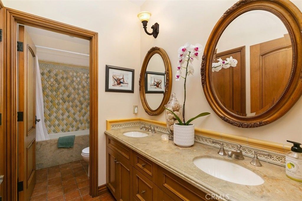listing image 130725000568981533850
