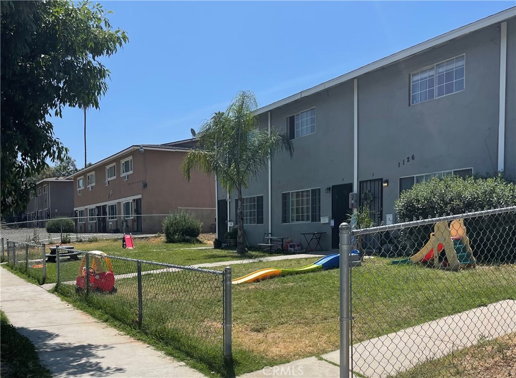 COME OUT AND SEE THIS NICE SPACIOUS TOWNHOME STYLE APARTMENT WHICH FEATURES 2 BEDROOM 1 FULL BATHROOM UPSTAIRS AND 1/2 BATH DOWNSTAIRS, FRESH PAINT, NEWLY INSTALLED SLIDING GLASS DOOR LEADS YOU INTO A PRIVATE FENCED YARD WHICH LEADS TO A 1 CAR DETACHED GARAGE WITH NEWLY INSTALLED GARAGE DOOR WICH UNCLUDES LAUNDRY HOOK-UPS. LOCATED BLOCKS AWAY FROM THE UNIVERSITY OF REDLANDS, CLOSE TO SHOPPING RESTAURANTS, DOWNTOWN REDLANDS AND EASY ACCESS TO THE FREEWAY. PET FRIENDLY WITH NO ADDITIONAL COST. AVAILABLE DECEMBER 15th
THIS IS A MUST SEE. CALL AGENT FOR DETAILS ....