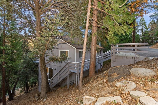 Walk to the lake from this great starter home. Open floor plan with 2 bedrooms on the main level. Freshly painted and ready for move in. Beautiful treed setting and views from the rear deck. Clean and ready for your personal touch.