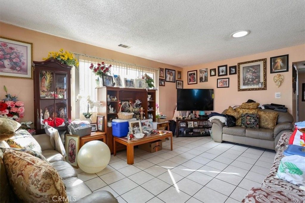 listing image 130720661213936966420