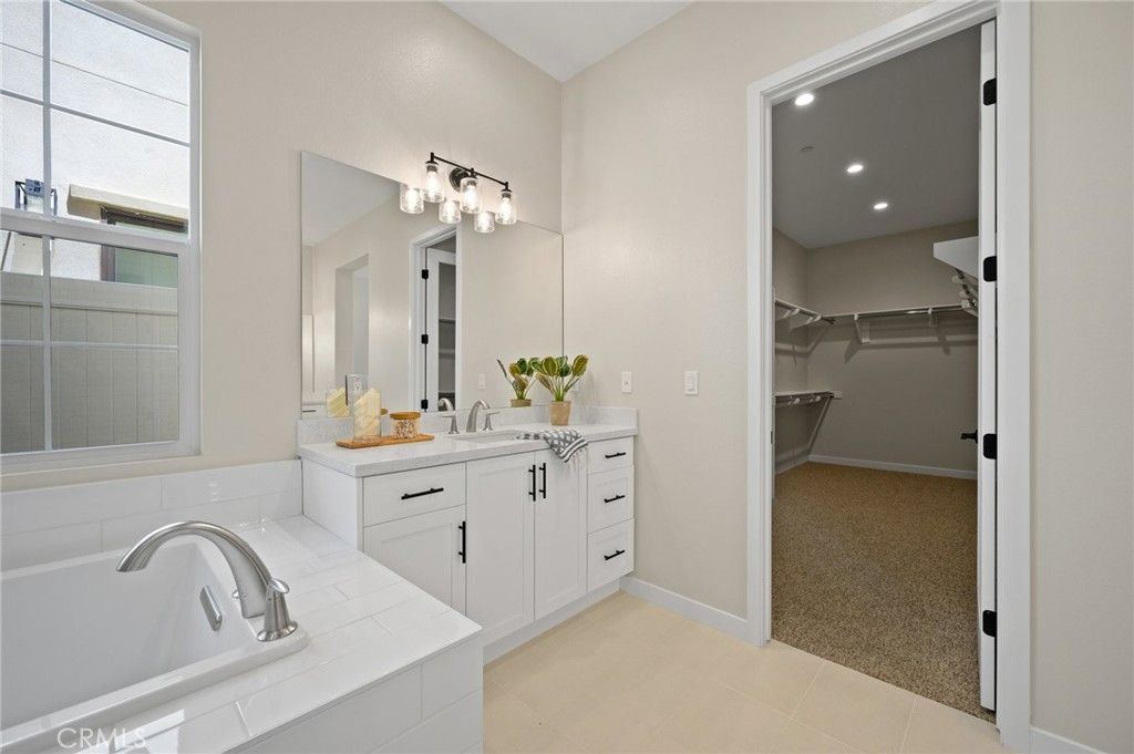 listing image 130723942385538926591