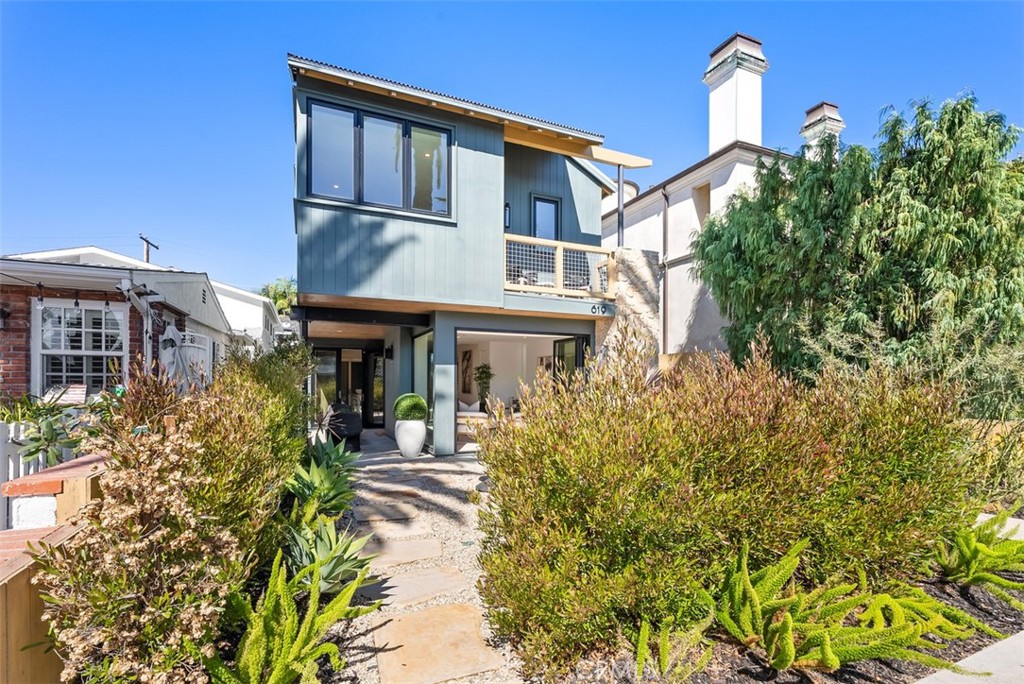 Welcome to this beautifully furnished 3-bedroom and 3.5-bathroom front unit residence situated on the palm tree lined Marguerite Avenue in the Village of Corona del Mar. Home can be rented as unfurnished as an option for tenants. You will enjoy the indoor and outdoor living space designed for entertaining. The home has an open floor plan with abundance of natural light and air throughout. This is a custom build with distinctive architecture and has nearly 1,800 square feet of interior living space complemented by four outdoor living areas. An open front patio is adjacent to a covered side patio, both connected to the interior via bi-folding glass doors. There is a sizable rooftop deck on the third floor with views up and down Marguerite Avenue and the hills and ocean beyond. The interior is covered with hardwood flooring, designer selected tile and fixtures, custom lighting and extensive use of quartz counters, which give the home a contemporary yet warm and cozy style.
Located in the highly sought after Village of Corona del Mar, this home is minutes from Corona del Mar State Beach and "Little Corona", the weekend farmers' market, great restaurants, bars and boutiques. You will certainly enjoy the luxury and comfort of this beautiful home.