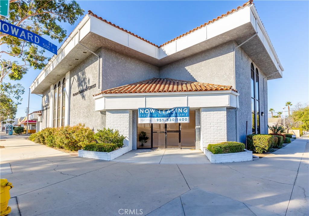 Newly remodeled executive/professional suites. Located at the corner of Sixth St and Howard with easy access to freeways. Total of 11 suites available, 99 SqFt to 217 SqFt, furnished with a desk, file cabinet and WiFi. There is a break room with Fridge, water cooler, coffee & tea station with bistro seating. Multiple conference rooms/Meeting rooms can be reserved and rented for large meetings. Color copier available for printing, scanning and fax at nominal charge. Mail address only option available too.