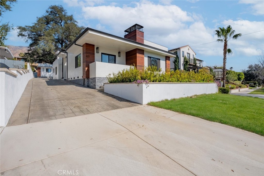 421 Mariposa Avenue