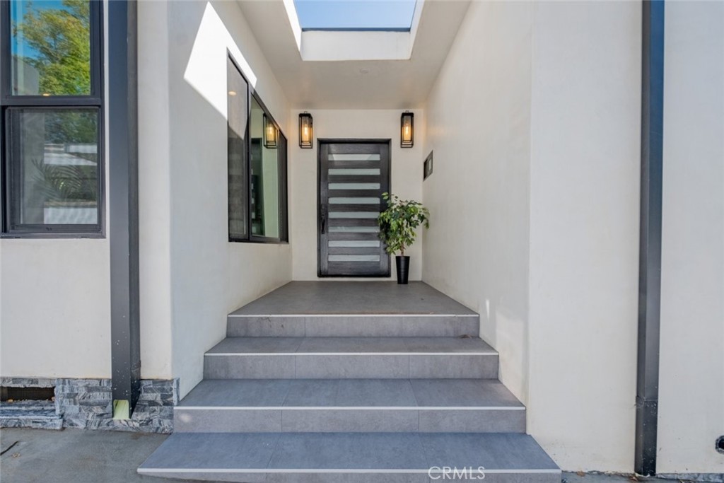 421 Mariposa Avenue