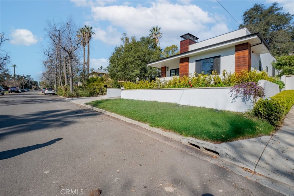 421 Mariposa Avenue