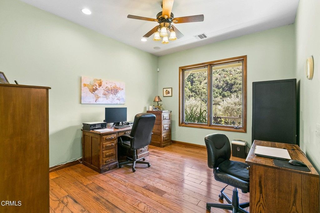 listing image 130728477451194766087