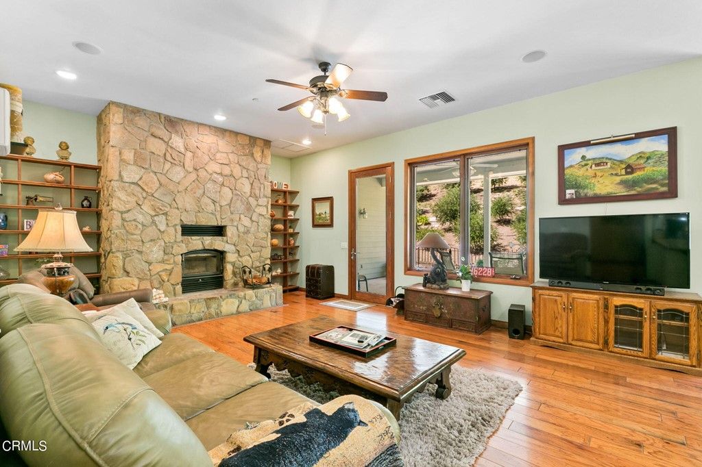 listing image 130724467351862172274
