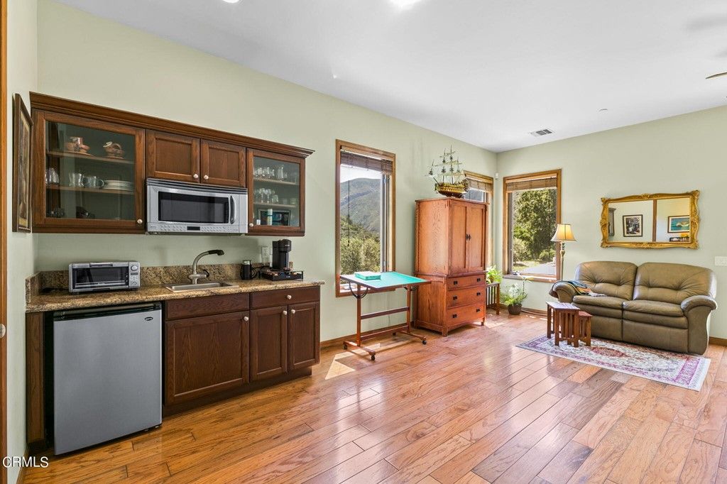 listing image 130722510647080929693