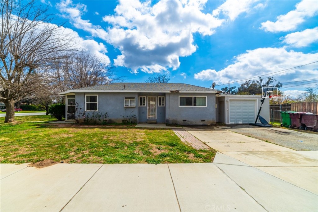 Main image without alt text