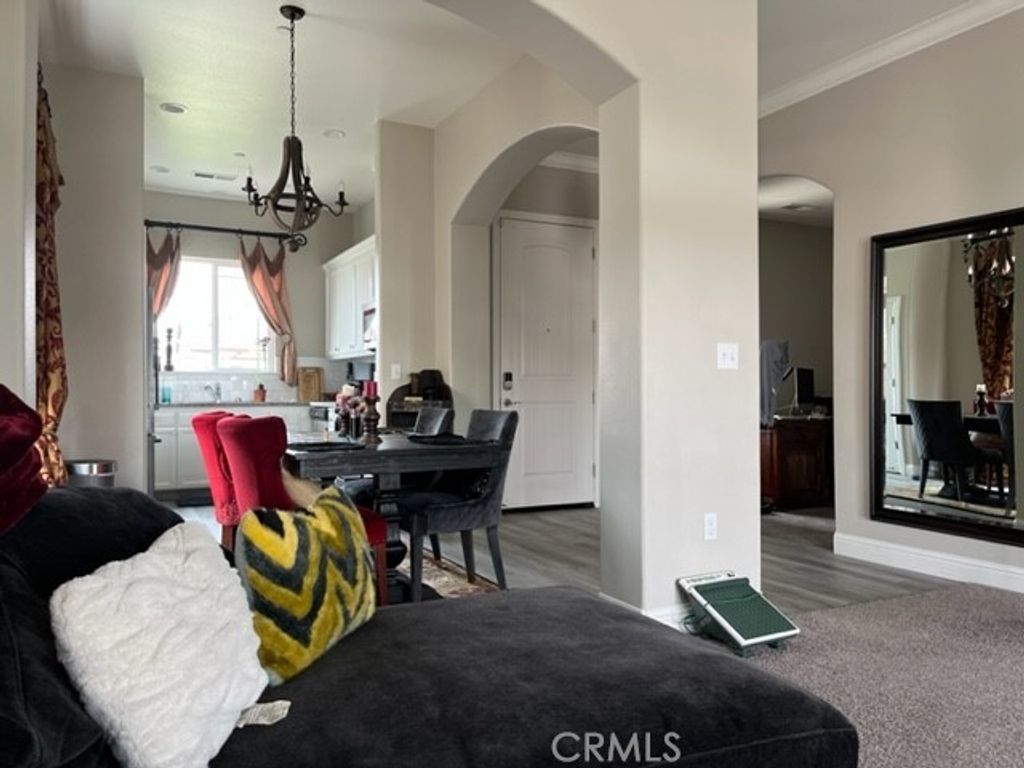 listing image 130725653684161282085