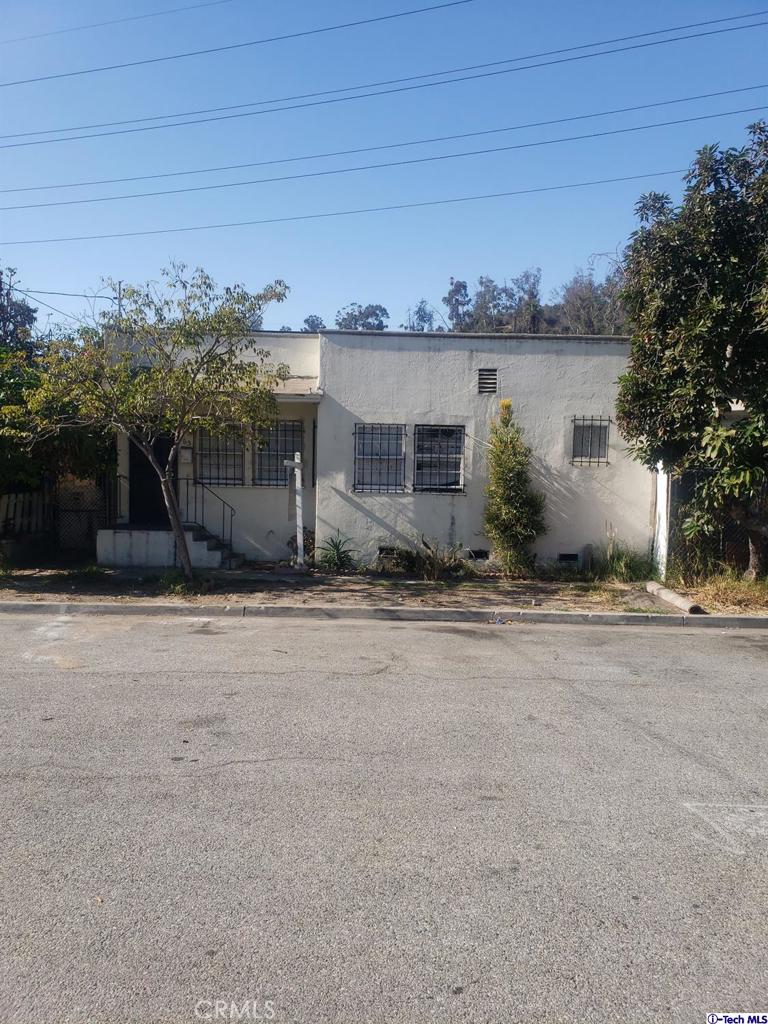 This Cozy cottage located close to Dodger Stadium & Downtown Los Angeles is the perfect alternative instead of a Downtown Loft close to transportation with a park at the end of street,Features 1 bedroom & 1 full bath