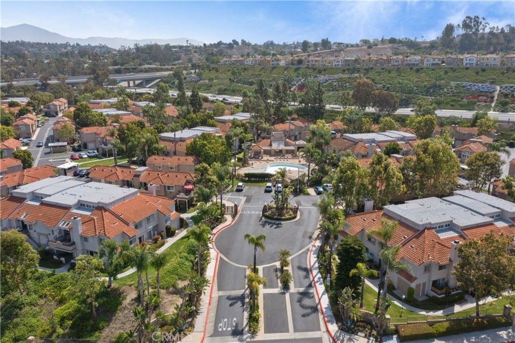 listing image 130726659503940807020