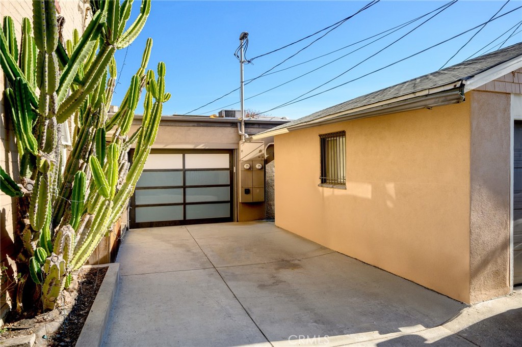 Warehouse With A Kitchen, Full Bath & Loft * Live & Work In The Same Place * Large Open Space * 1,750sqft Estimated Space * Tenant Pays All Utilities * Driveway Parking * Bay Garage Door * Laundry Unit Inside