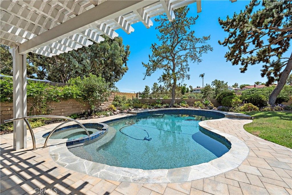 listing image 130727794815492904838