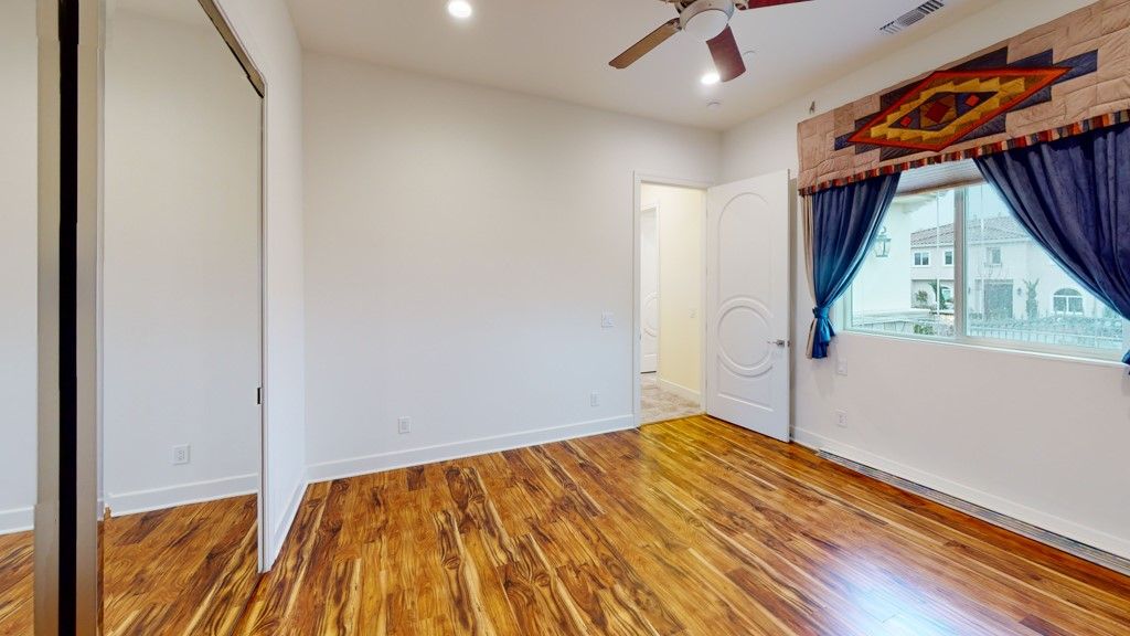 listing image 130724682734854088915